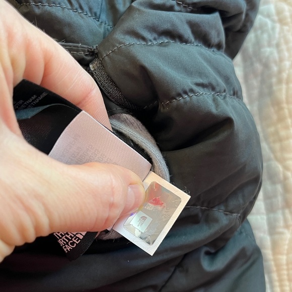 North Face Mossbud Swirl Insulated Reversible Faux Fur Vest Winter Gray Small - Picture 10 of 10